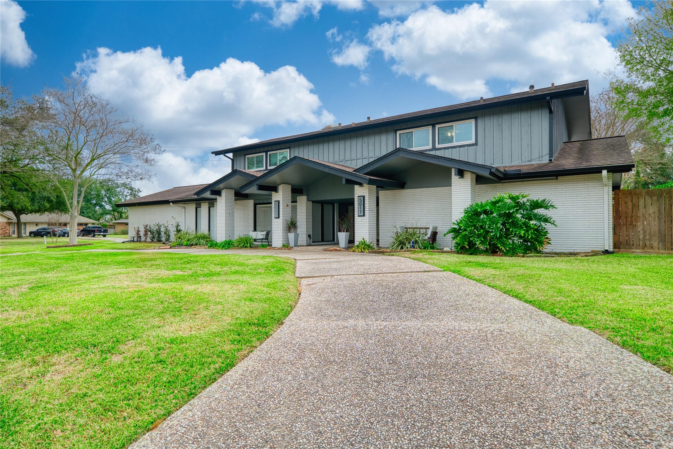 Image 1: Welcome Home to your half circle driveway