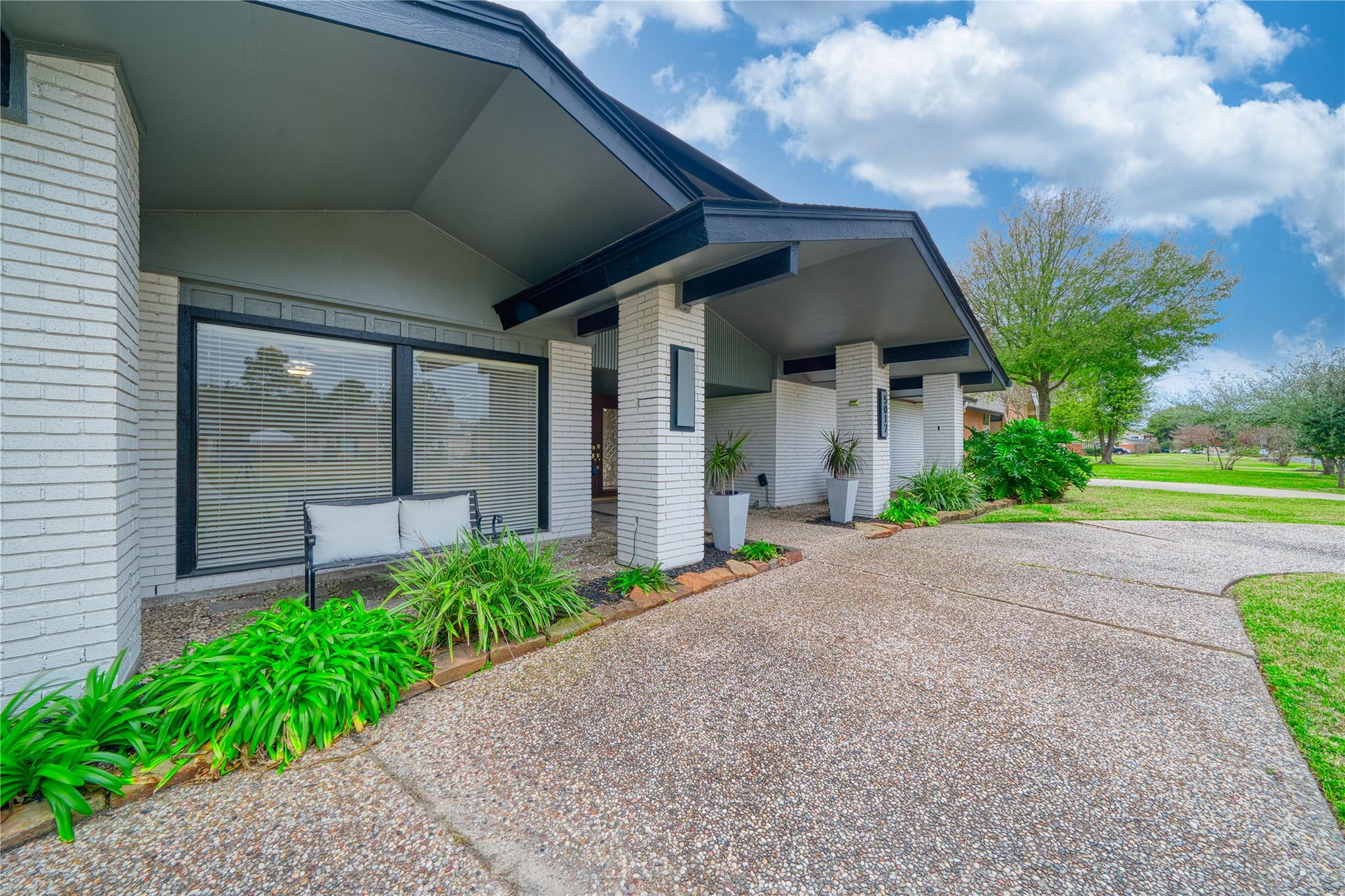 Image 3: Beautiful Curb appeal