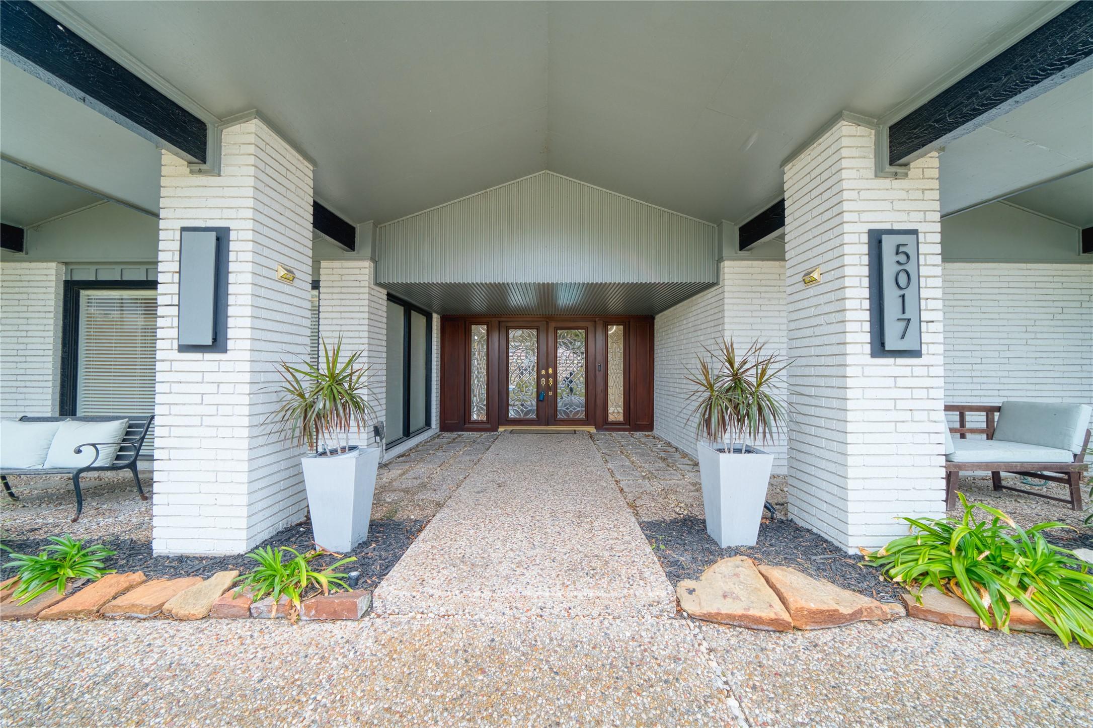 Image 4: Beautiful front entrance