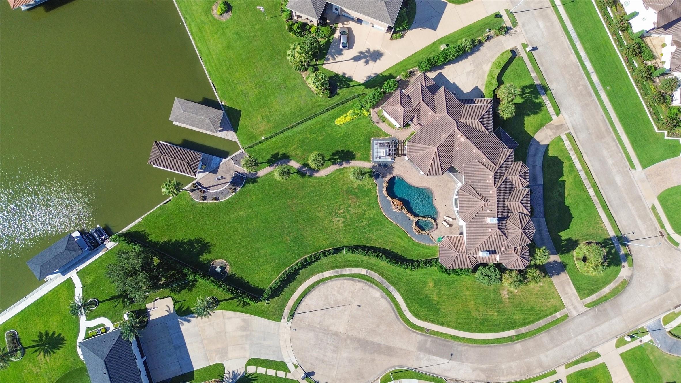 Image 2: Huge backyard with pool, spa, boathouse3 and plent