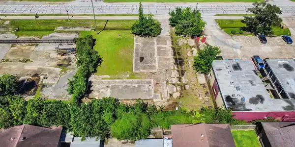 Image 4: It&rsquo;s located near a main road, offering easy acces