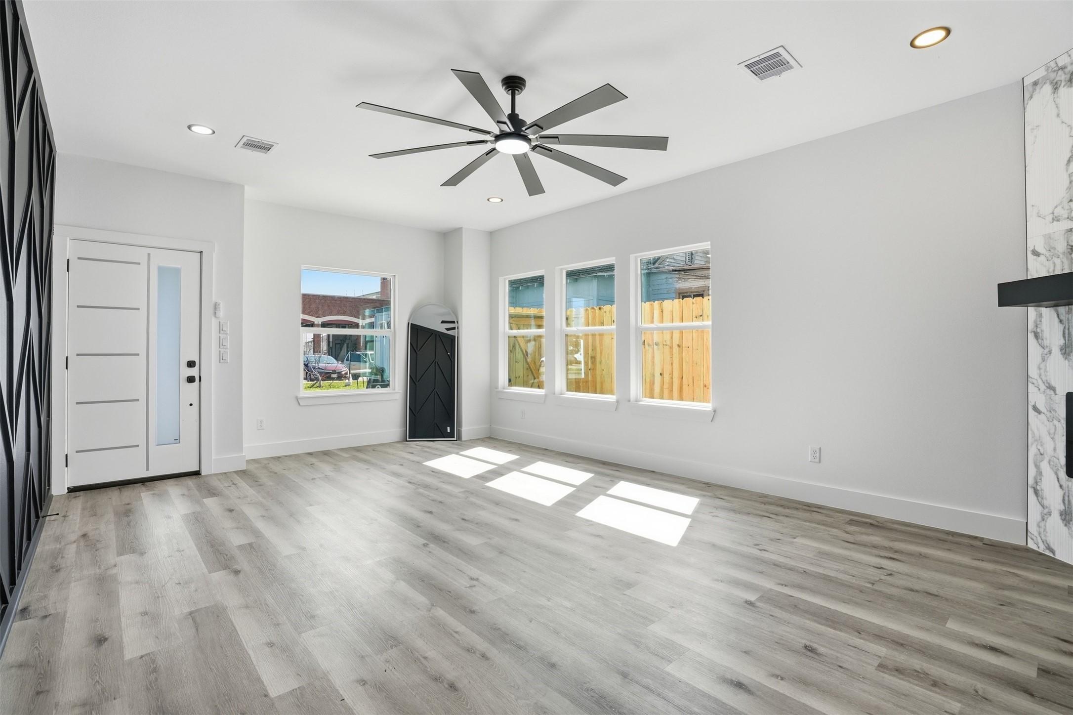 Image 3: Living Room