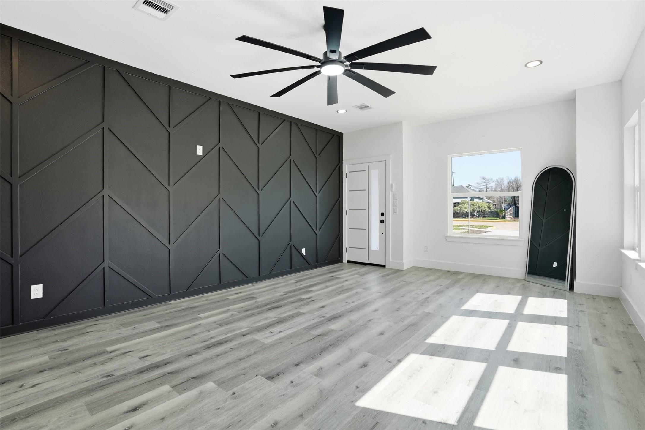 Image 4: Living Room
