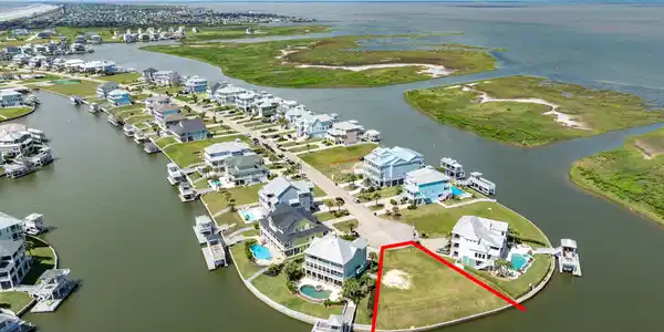 Image 4: Aerial view of the lot showing proximity to the en