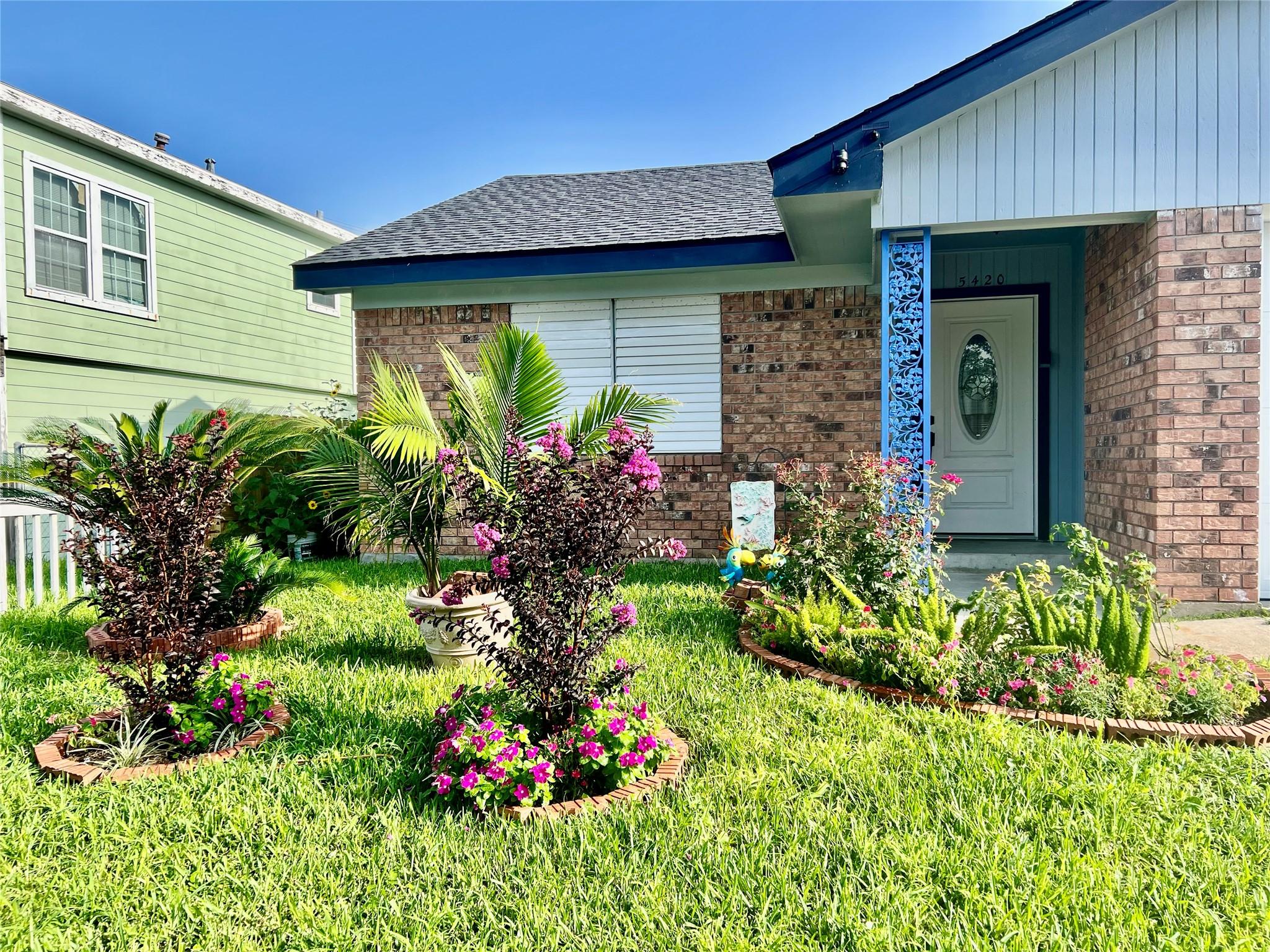 Image 4: House has nice curb appeal