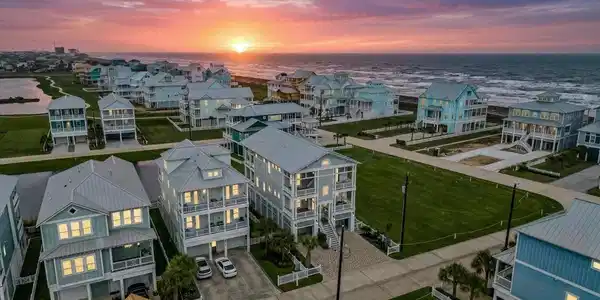 Image 2: Spectacular grand home near the beach with  3,851