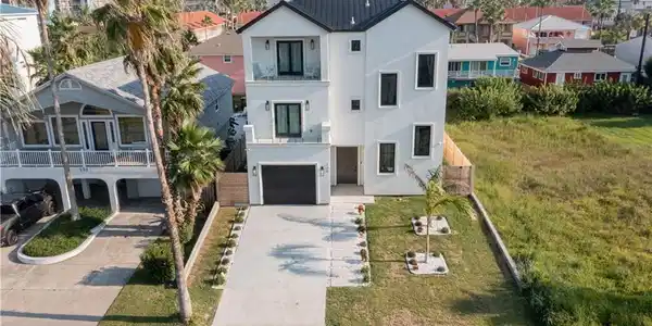 129 E Acapulco