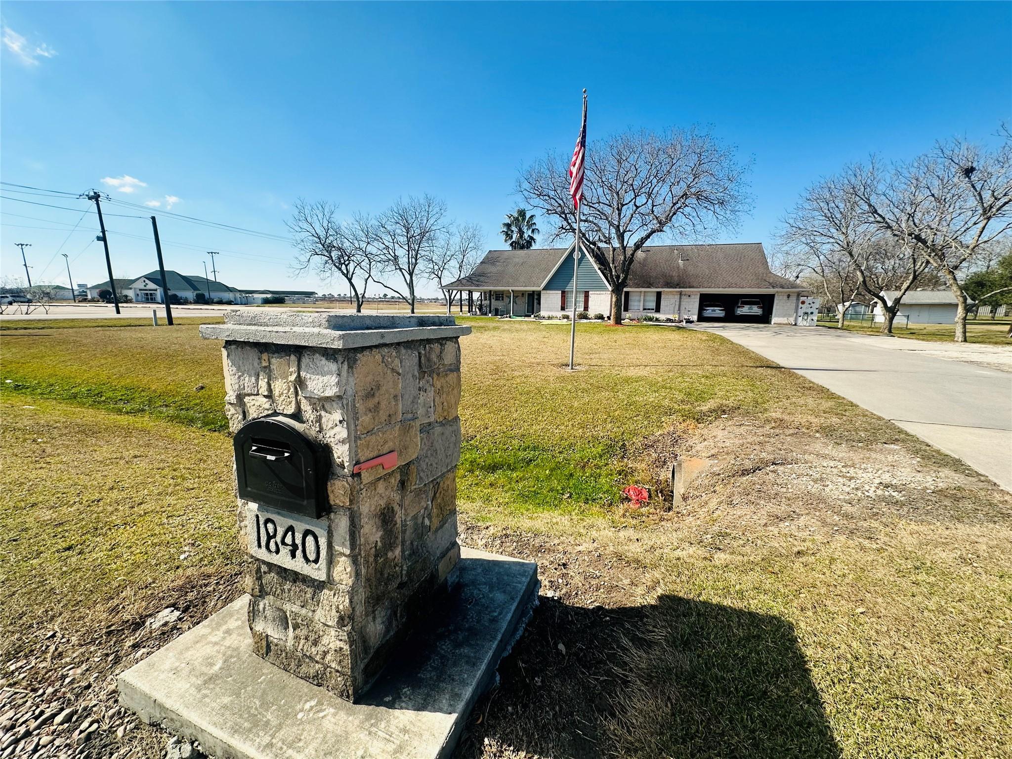Image 4: Spacious 1.2 Acre corner homesite offers a spaciou