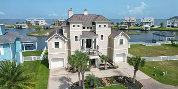 Image 4: Stunning coastal home with elegant architecture, n
