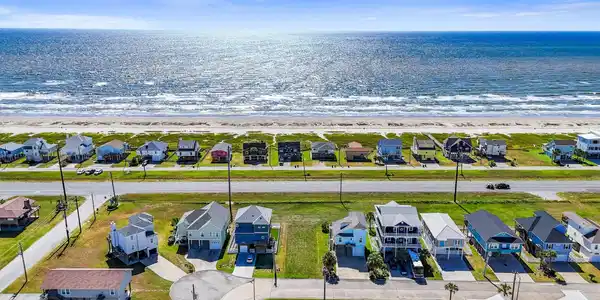 Image 4: You will have amazing beach views!