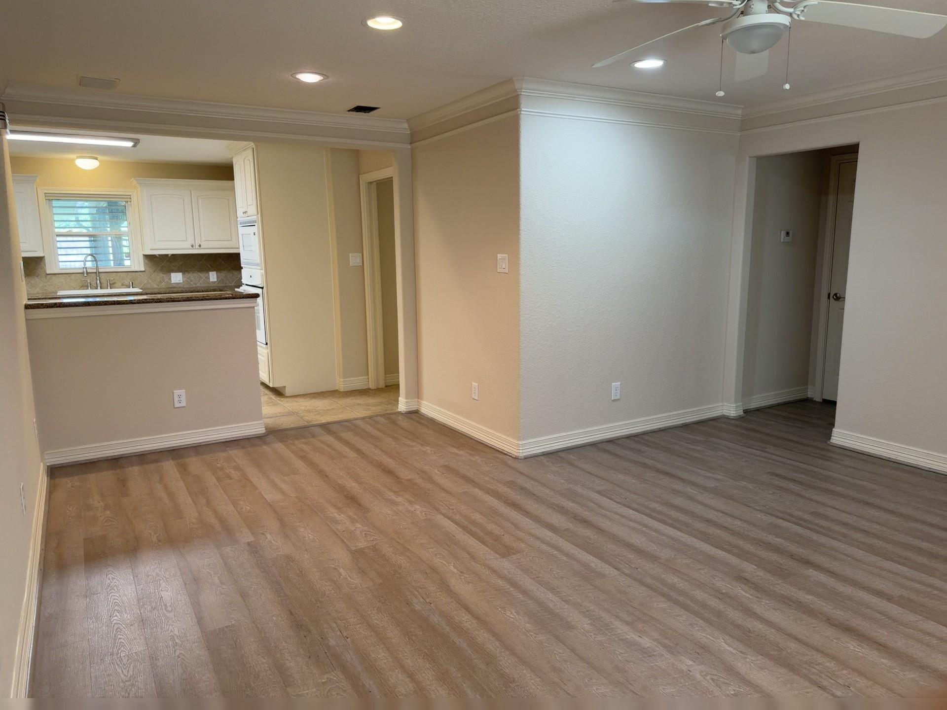 Image 4: Small bar area at entrance to kitchen and the hall