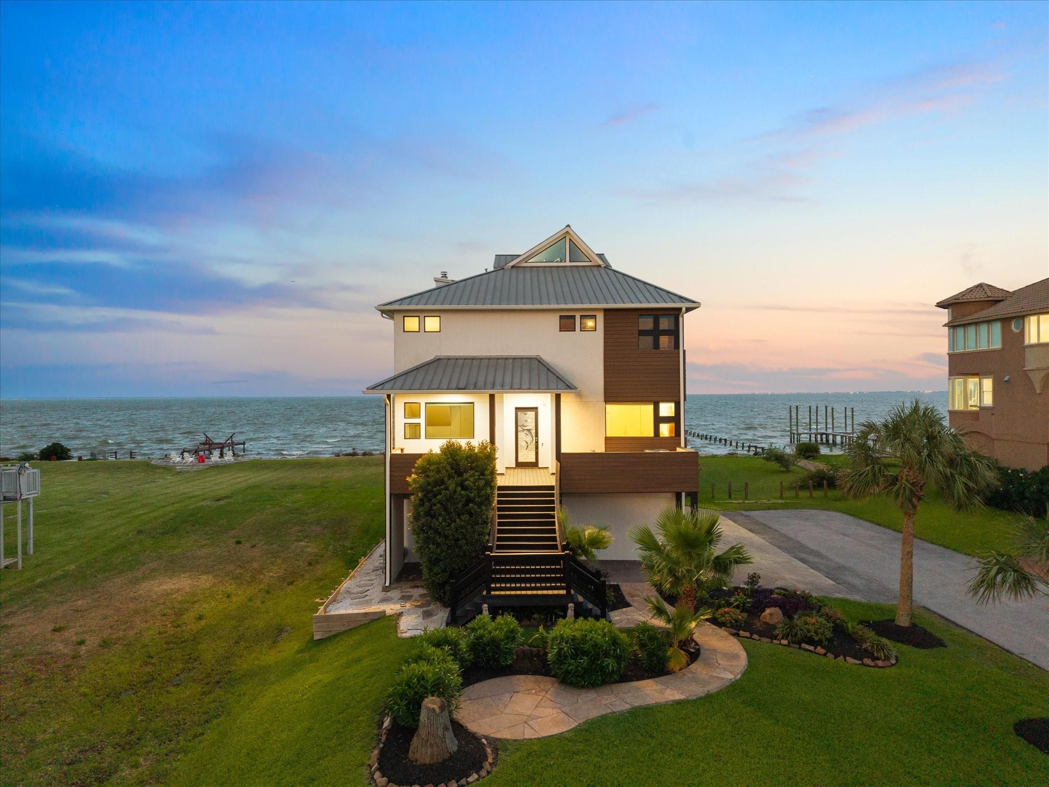 Image 1: SPECTACULAR BAYFRONT ESCAPE SITTING ON A DOUBLE LO