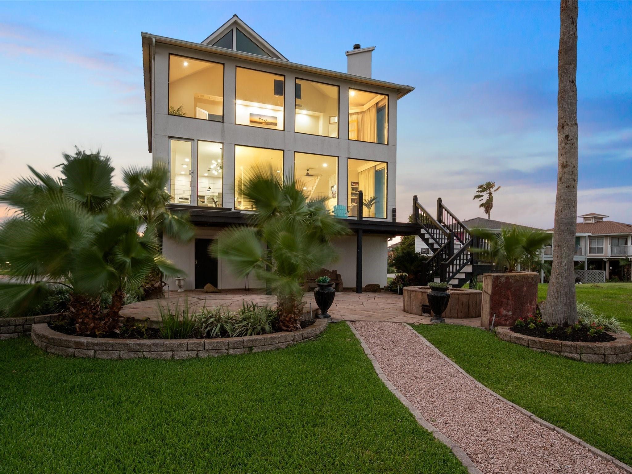 Image 2: THE REAR ELEVATION HIGHLIGHTS THE AMAZING FLOOR TO