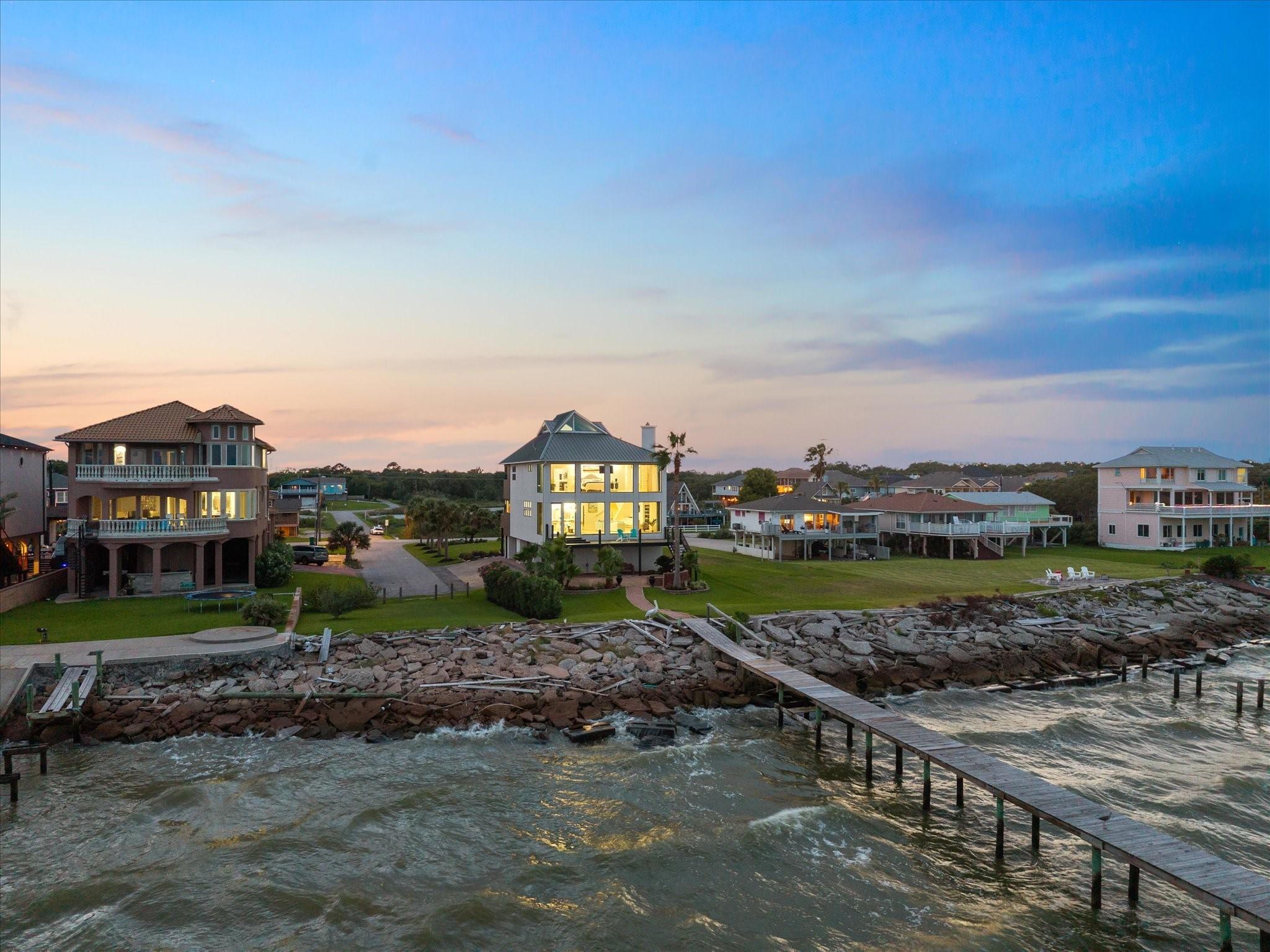 Image 4: ALSO FEATURED IS THE PRIVATE 270' PIER WHERE YOU C