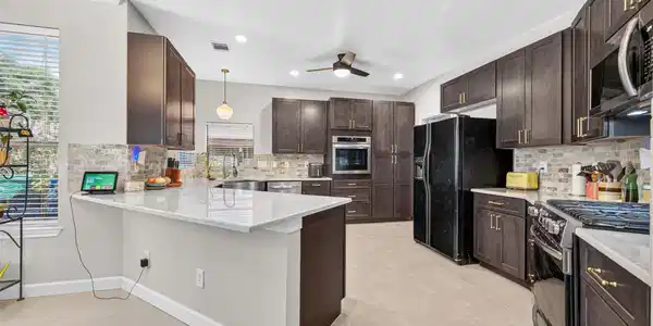Image 3: BEAUTIFULLY UPDATED kitchen!!