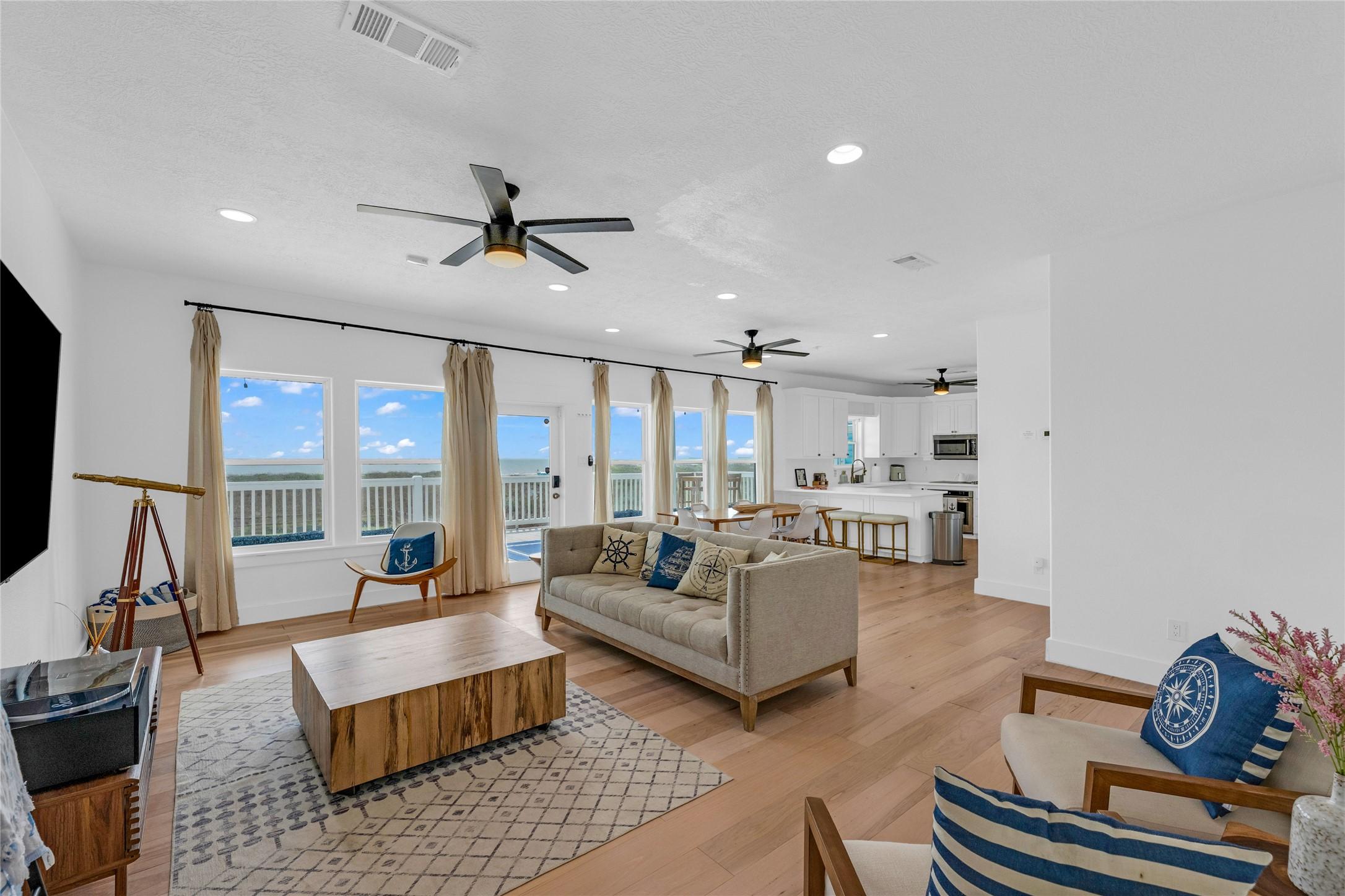 Image 2: Bright, open living space with abundant natural li