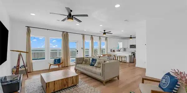 Image 2: Bright, open living space with abundant natural li