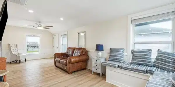 Image 4: Upstairs unit