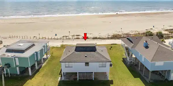 Image 2: Well-maintained home on the beachfront