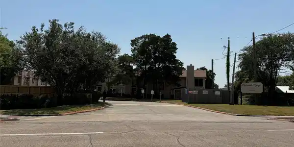 Image 3: ENTER HERE AND MAKE LEFT