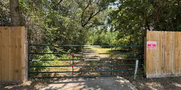 Image 4: COME TO THIS GATE AND OPEN GATE