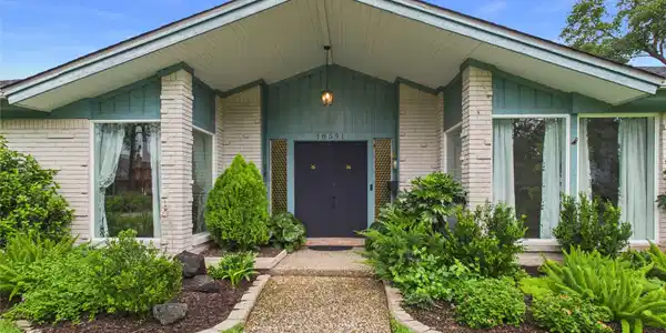 Image 3: Captivating Mid Century Modern home in the heart o