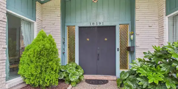 Image 4: Double door entryway to welcome your guests, your