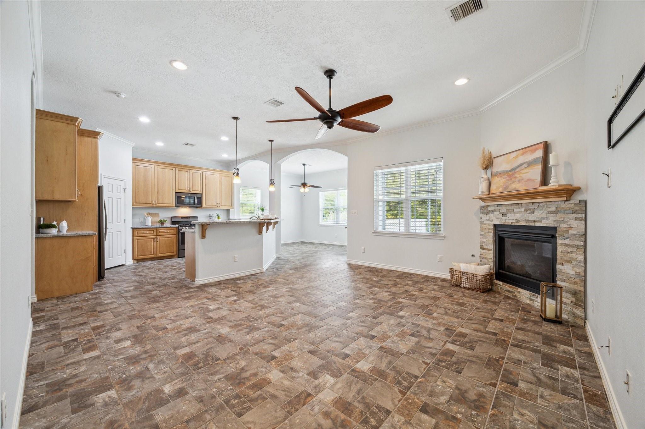 Image 3: Large open floor plan