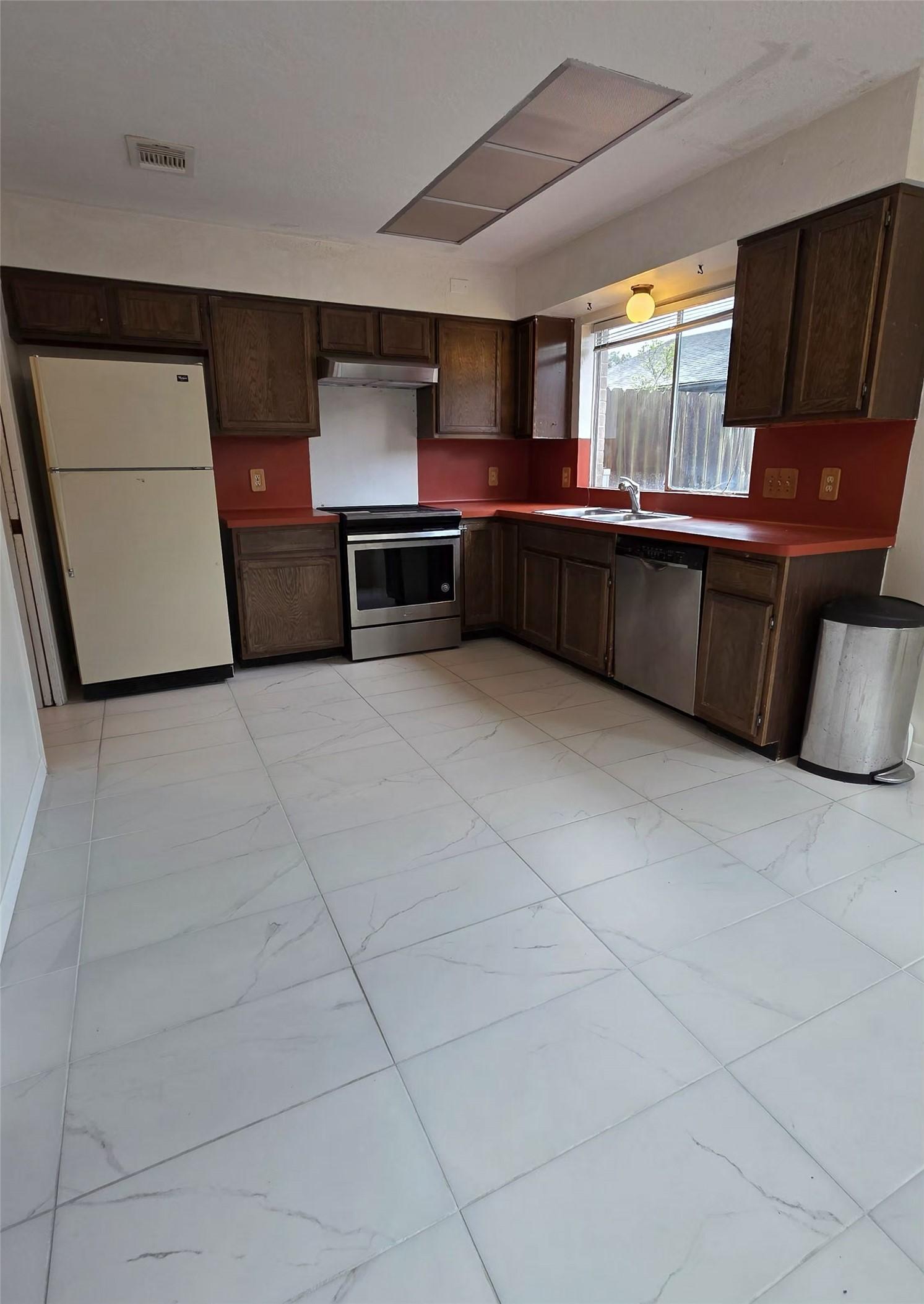 Image 3: Open kitchen area