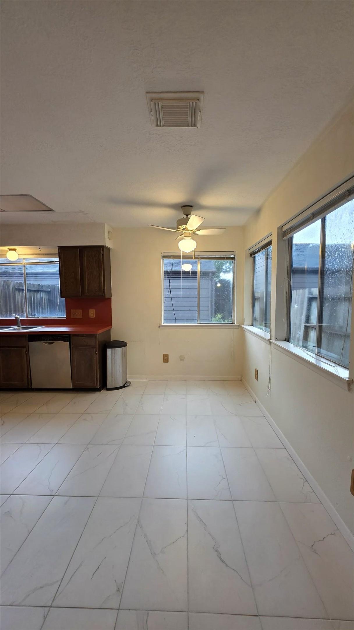 Image 4: Breakfast room