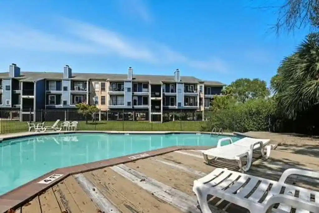 Image 1: Quiet, gated waterfront community offering a seren