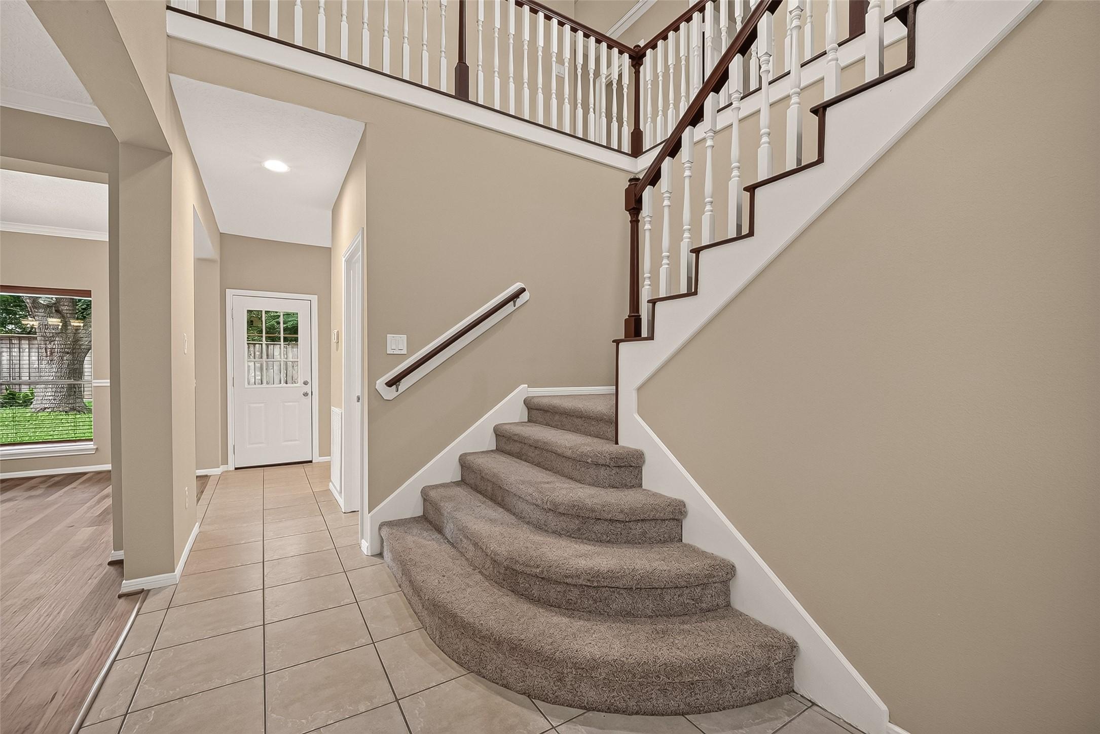 Image 4: 2 STORY FOYER.