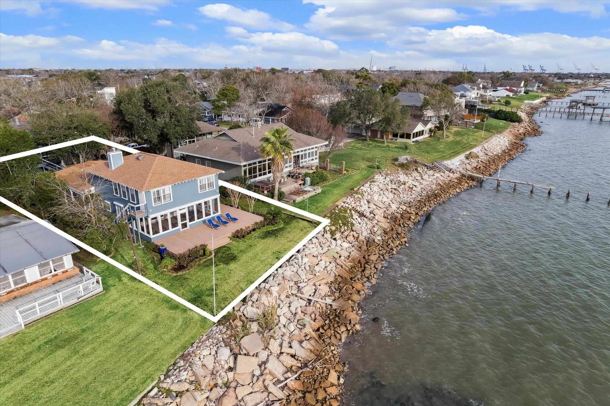 Image 2: Welcome to a classic waterfront retreat in La Port