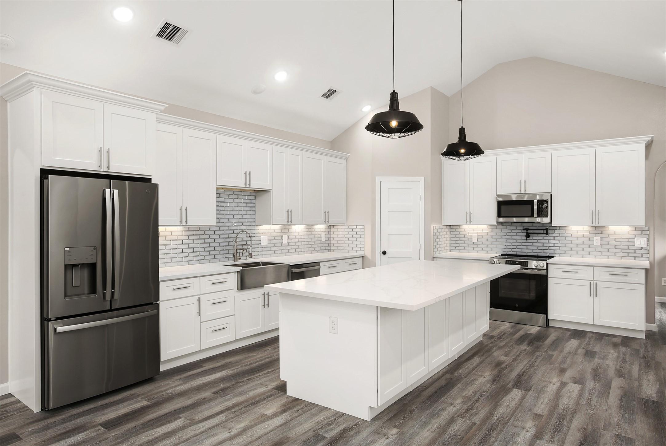 Image 4: Beautiful kitchen with quartz countertops, glass t