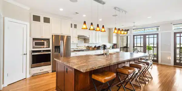 Image 4: Gorgeous eat-in Granite island.