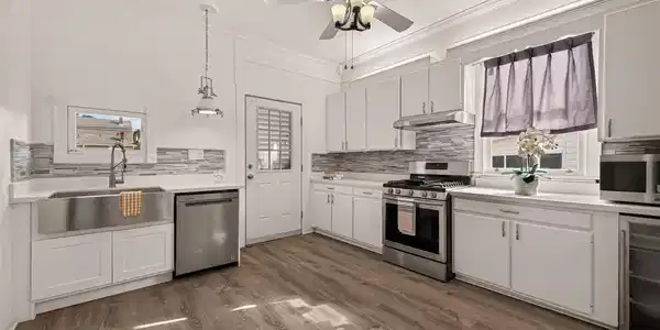 Image 3: Light, bright, airy- quartz counter tops, stainles