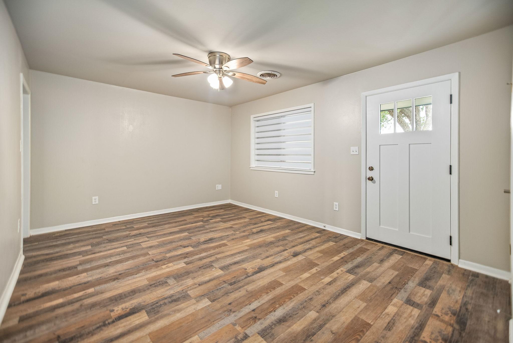 Image 3: Living Room