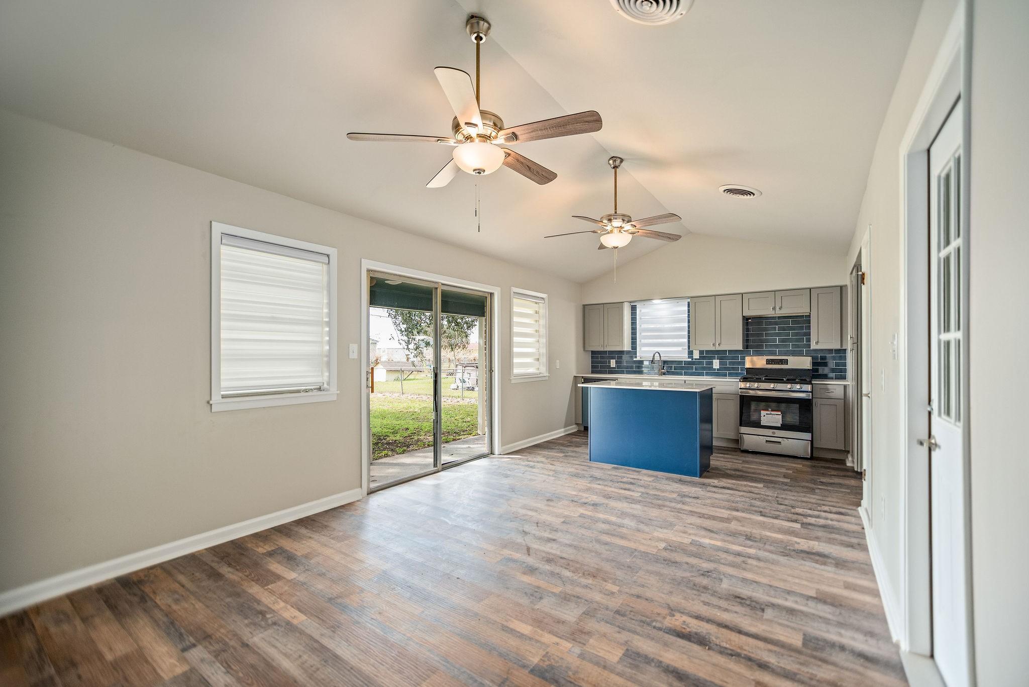 Image 4: Dining Room and Kitchen with Island and new Stainl