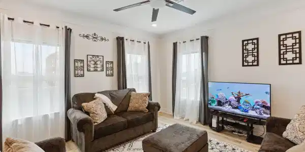 Image 3: Living Room