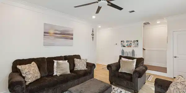 Image 4: Living Room