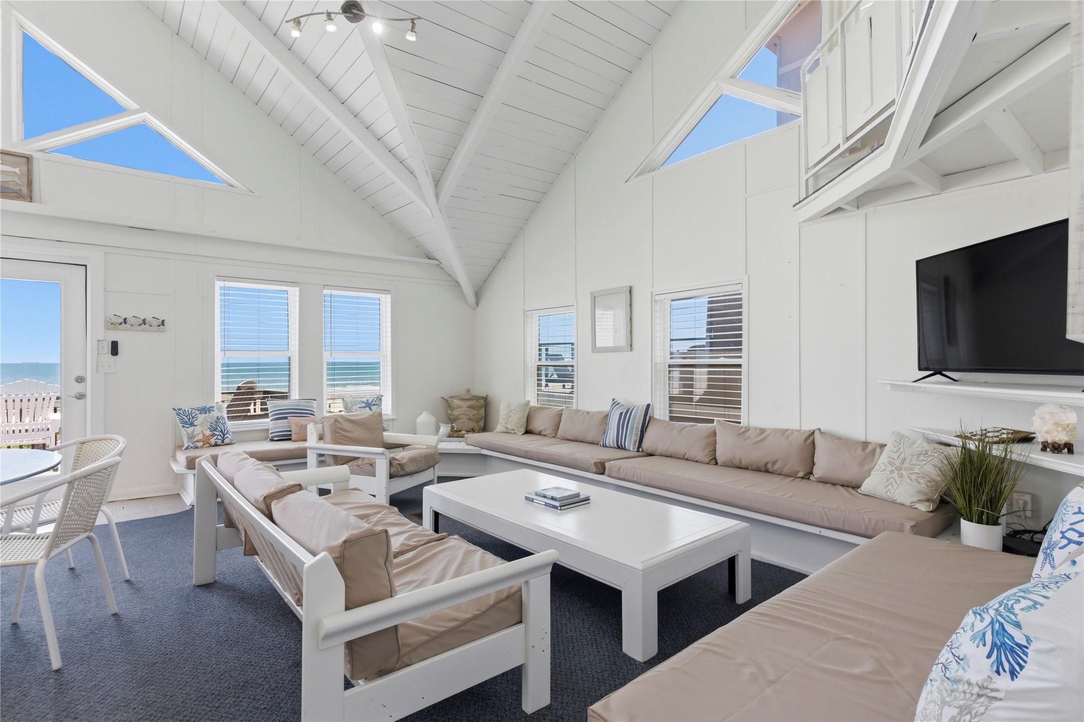 Image 4: Beachfront Living Area &ndash; Freshly painted and updat
