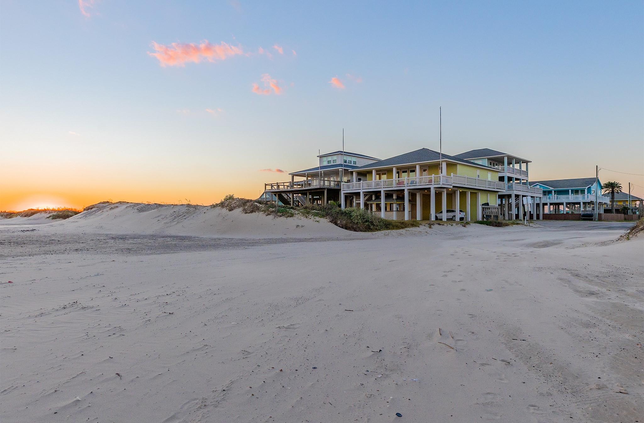 Image 4: Direct beach access for all ocean lovers! The sett