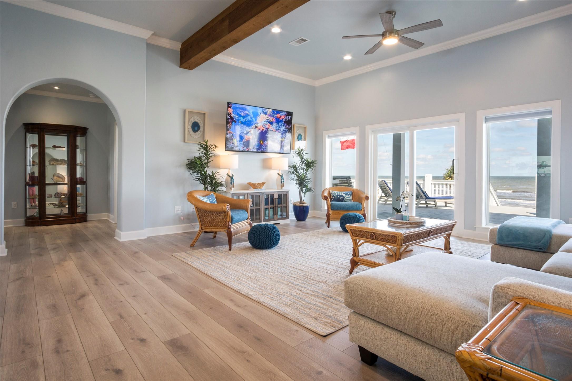 Image 2: Experience the expansive comfort of our living roo