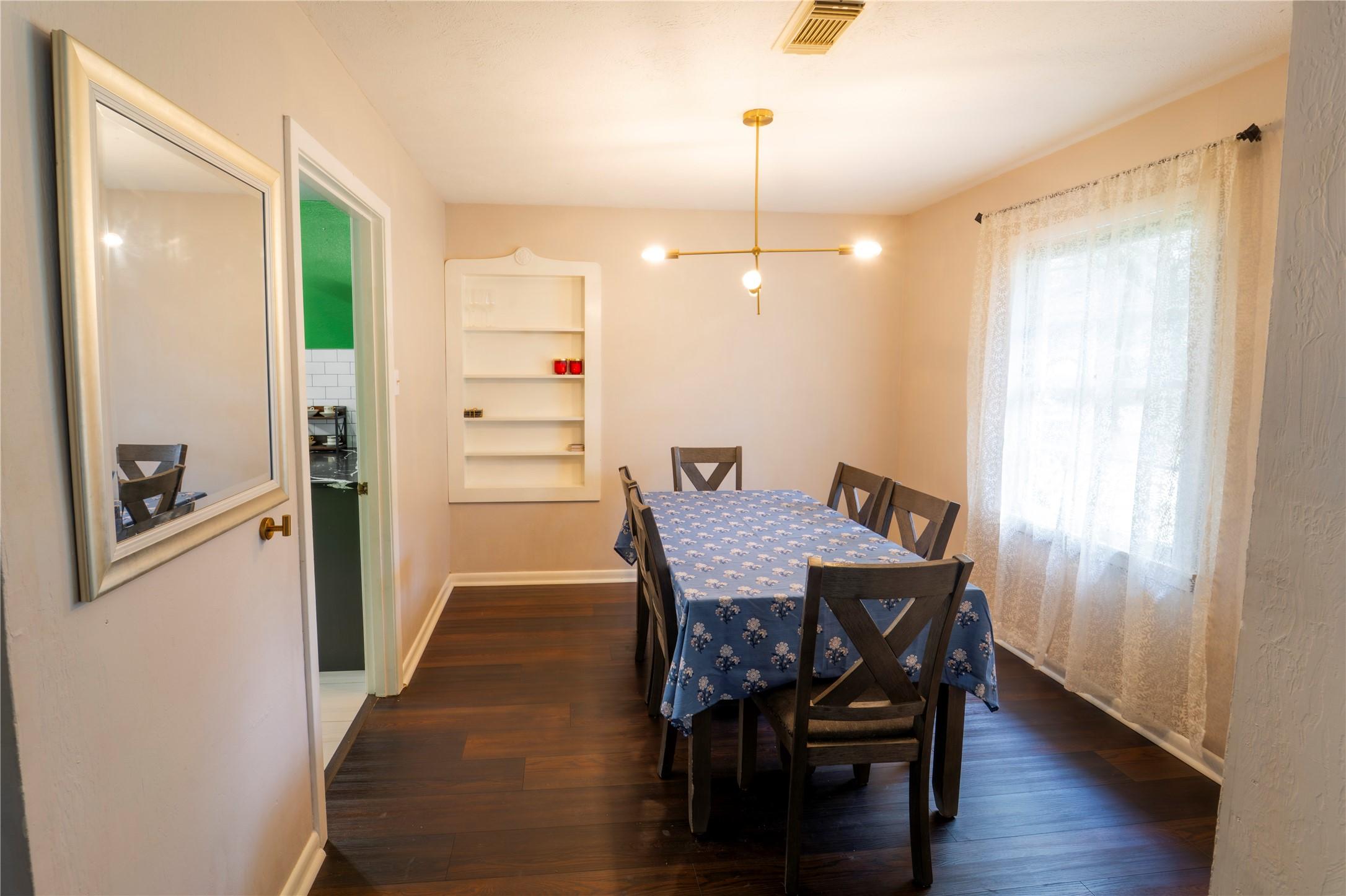 Image 4: dining area with lots of natural light