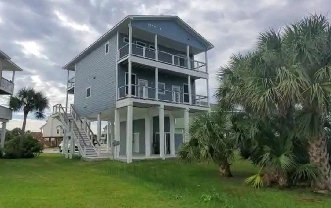 Image 2: Rear elevation view of home