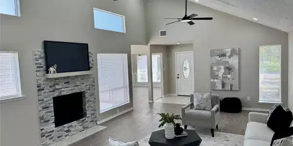 Image 4: BEAUTIFUL FIREPLACE*