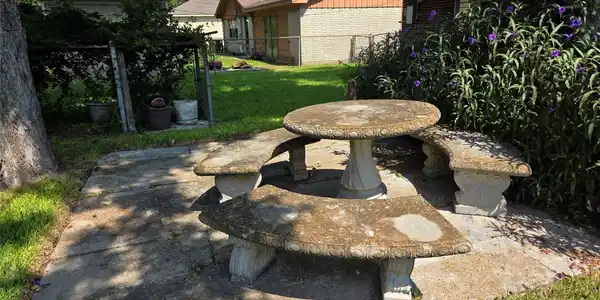 Image 4: Cozy, fenced backyard