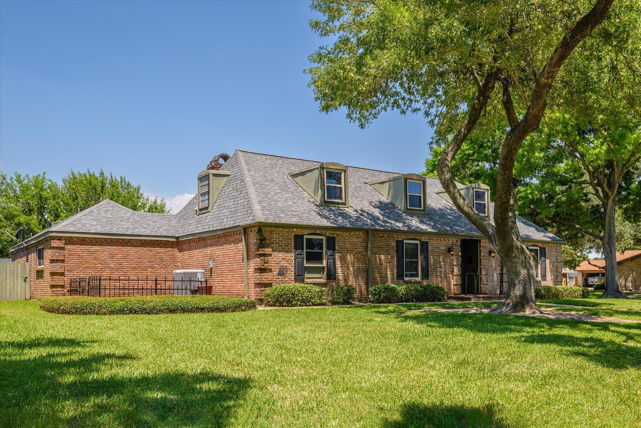 Image 4: Large corner lot!