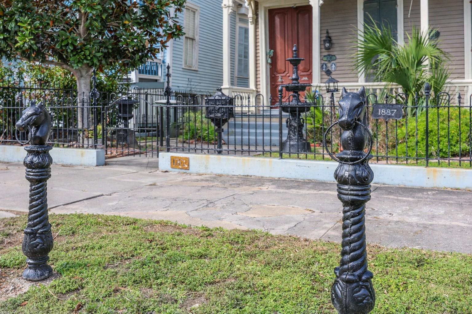 Image 4: Ornate Horse-Head Hitching Posts