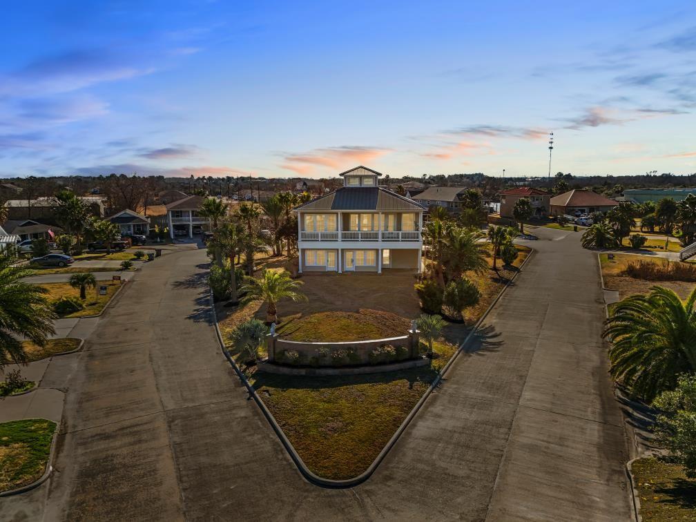 Image 3: STRIKING COASTAL ARCHITECTURE, WITH UNDENIABLE CUR